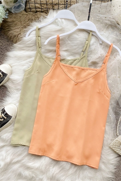 Női lezser felső vékony pántokkal és spitz nyakkivágással