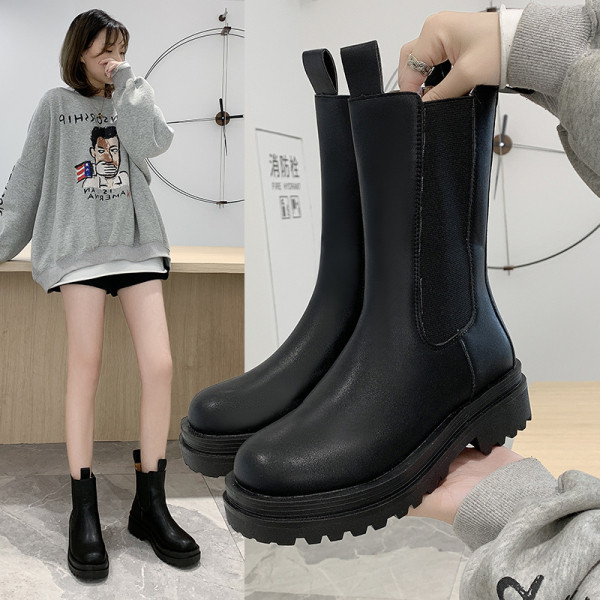 Modern női bőrcsizma durva talppal, fekete színben