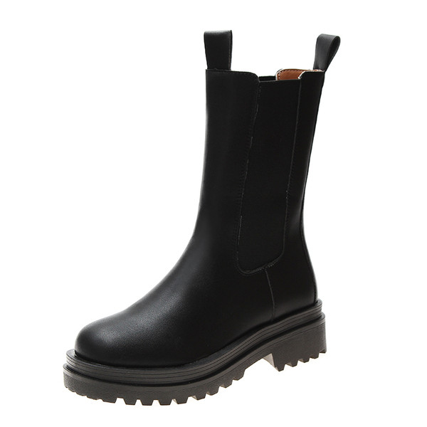 Modern női bőrcsizma durva talppal, fekete színben