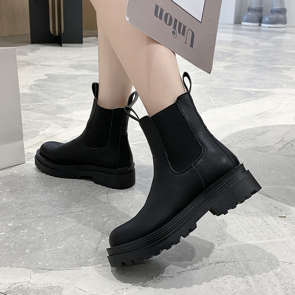 Modern női bőrcsizma durva talppal, fekete színben