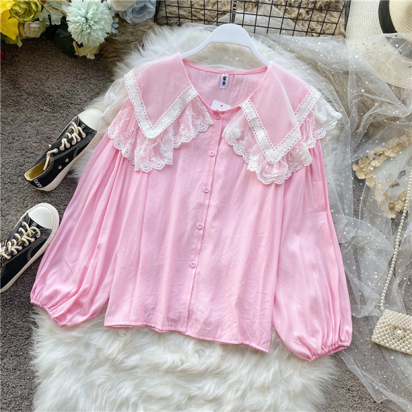 Modern női ing csipkével és ovális nyakkivágással