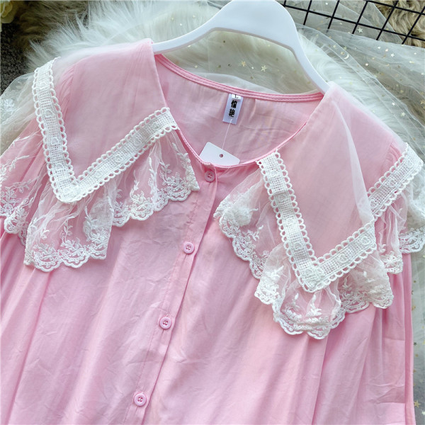 Modern női ing csipkével és ovális nyakkivágással