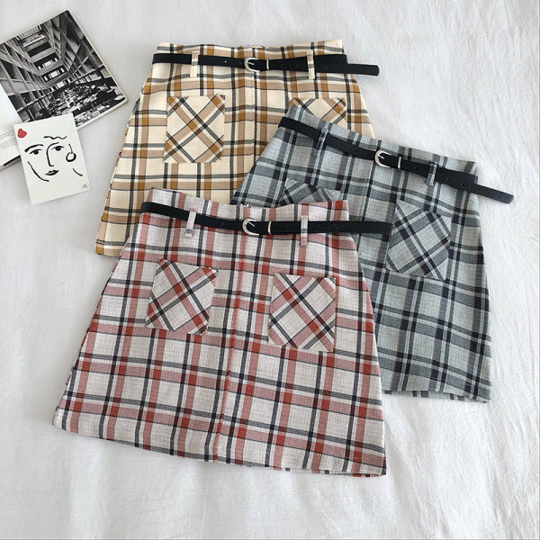 Retro stílusú kockás női szoknya zsebekkel és övvel