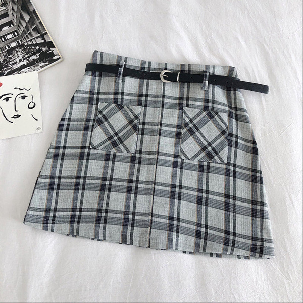 Retro stílusú kockás női szoknya zsebekkel és övvel
