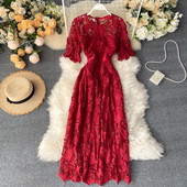 Elegáns női ruha, hosszú csipkemodell, rövid ujjal