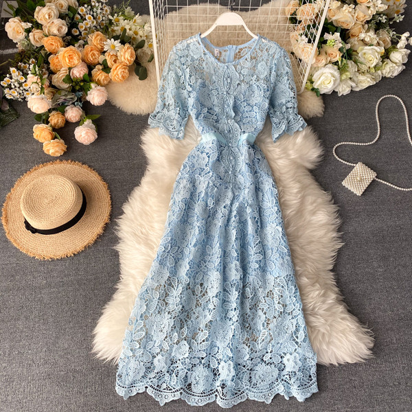 Elegáns női ruha, hosszú csipkemodell, rövid ujjal
