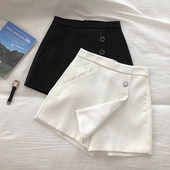 Aktuális női rövidnadrág gombokkal, magas derékkal