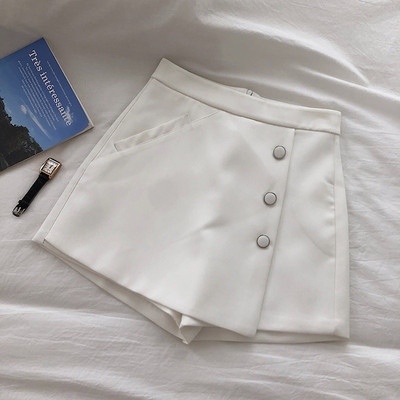 Aktuális női rövidnadrág gombokkal, magas derékkal