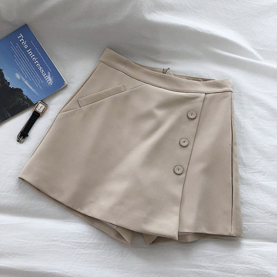 Aktuális női rövidnadrág gombokkal, magas derékkal