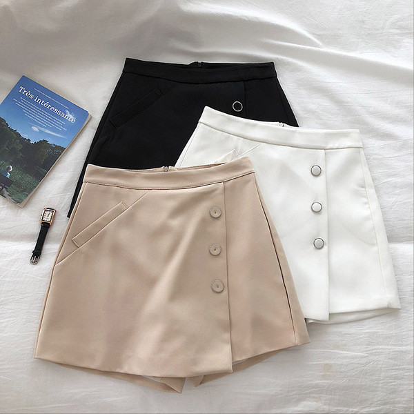 Aktuális női rövidnadrág gombokkal, magas derékkal