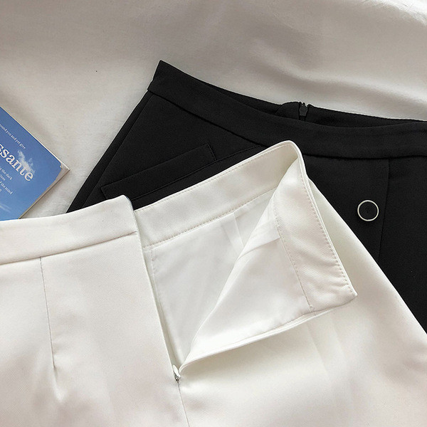 Aktuális női rövidnadrág gombokkal, magas derékkal