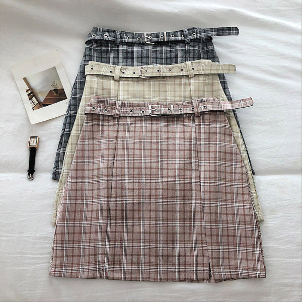 Kockás női rövid szoknya övvel és A-vonallal