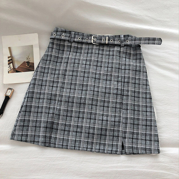 Kockás női rövid szoknya övvel és A-vonallal