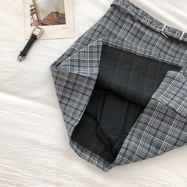 Kockás női rövid szoknya övvel és A-vonallal