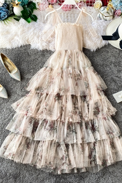 Kivágott női ruha húzózsinóros, tüll és virágmintás