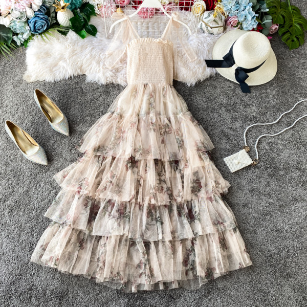 Kivágott női ruha húzózsinóros, tüll és virágmintás