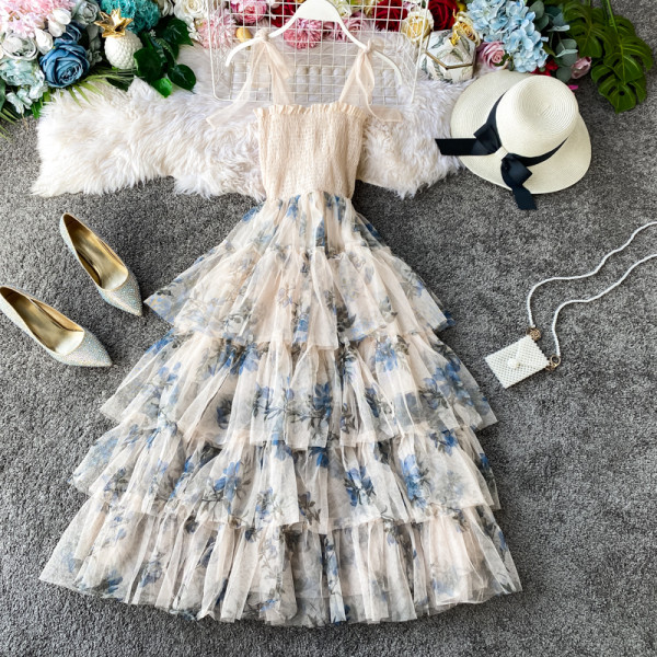 Kivágott női ruha húzózsinóros, tüll és virágmintás