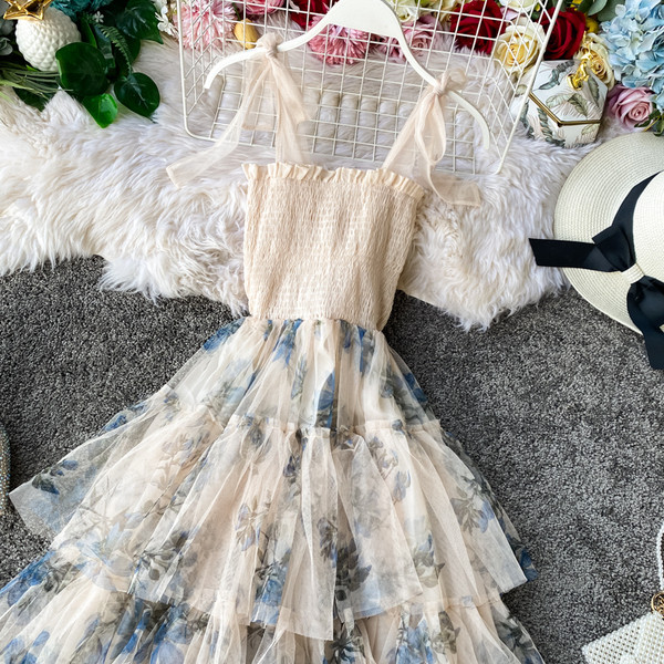 Kivágott női ruha húzózsinóros, tüll és virágmintás