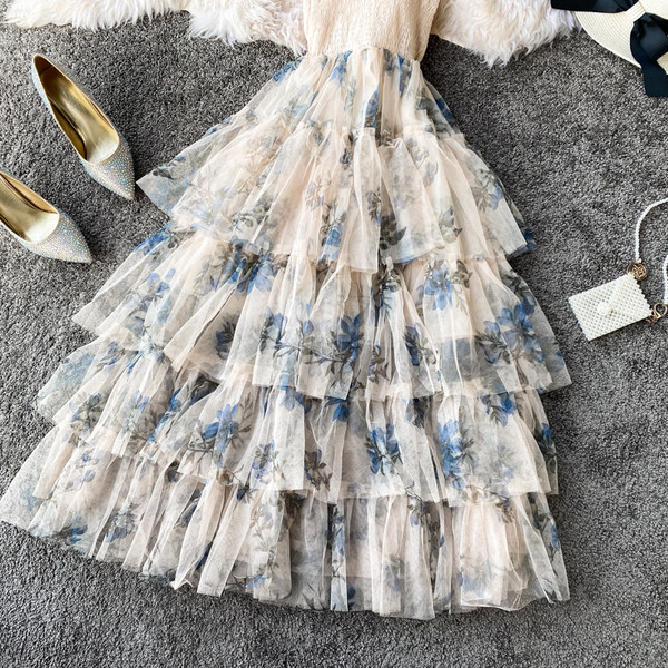 Kivágott női ruha húzózsinóros, tüll és virágmintás