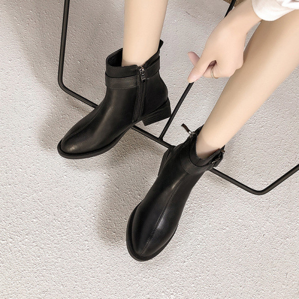 Őszi-téli női csizma ökobőr hegyes modellből fekete színben