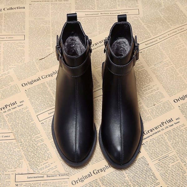 Őszi-téli női csizma ökobőr hegyes modellből fekete színben