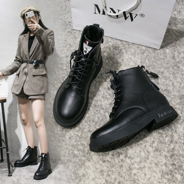 Modern női téli csizma puha műbőr béléssel, fekete-fehér színben