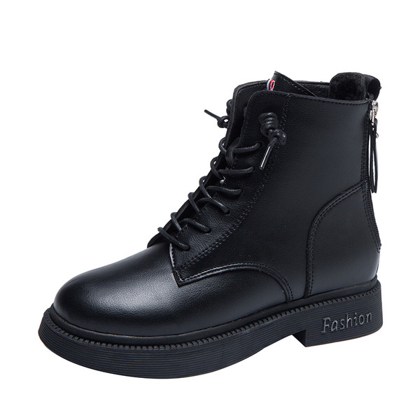 Modern női téli csizma puha műbőr béléssel, fekete-fehér színben