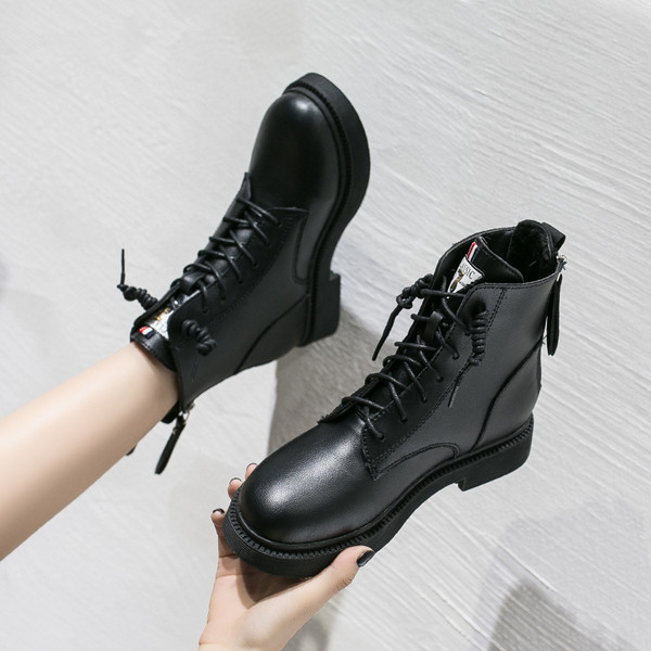 Modern női téli csizma puha műbőr béléssel, fekete-fehér színben