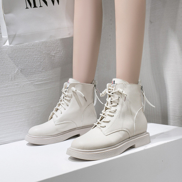 Modern női téli csizma puha műbőr béléssel, fekete-fehér színben