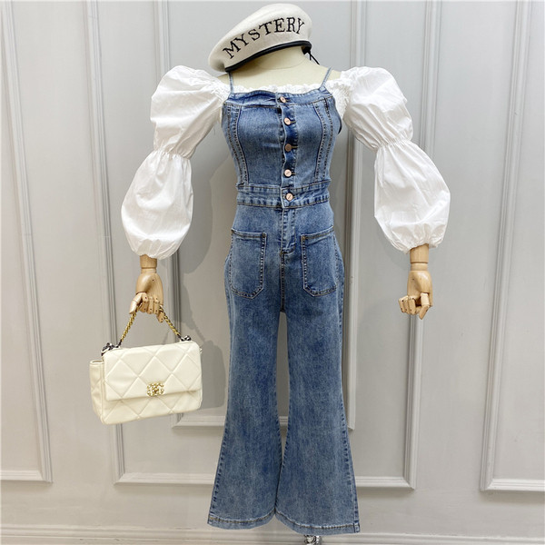 Modern női farmer overál széles modell vékony pántokkal és csupasz háttal