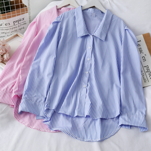 Modern női ing aszimmetrikus modell gombokkal és klasszikus gallérral