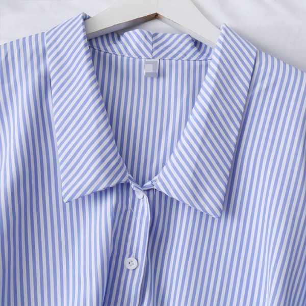 Modern női ing aszimmetrikus modell gombokkal és klasszikus gallérral