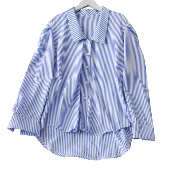 Modern női ing aszimmetrikus modell gombokkal és klasszikus gallérral