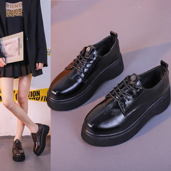 Ekobőr lapos talpú női szabadidő cipő fekete és barna színben