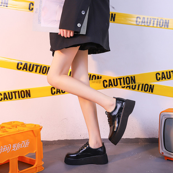 Ekobőr lapos talpú női szabadidő cipő fekete és barna színben