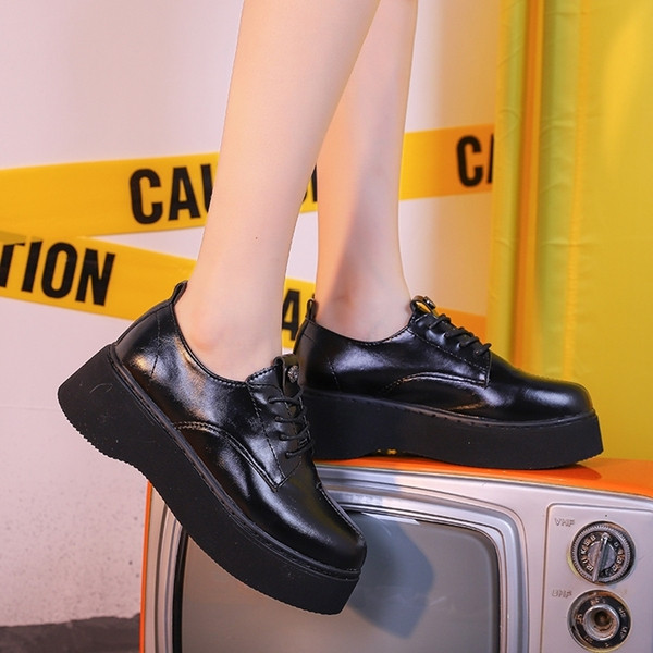 Ekobőr lapos talpú női szabadidő cipő fekete és barna színben