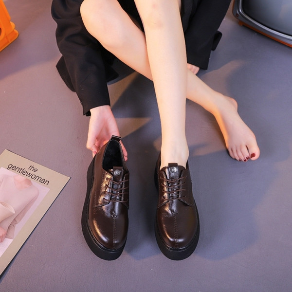 Ekobőr lapos talpú női szabadidő cipő fekete és barna színben