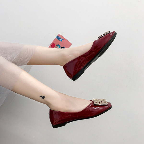 Női alkalmi cipő fém csattal, lapos talppal