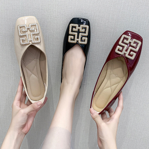 Női alkalmi cipő fém csattal, lapos talppal