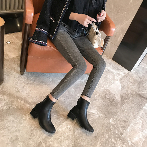 Ženske jesensko-zimske čizme sa debelom petom od eko kože u crno-bijeloj boji