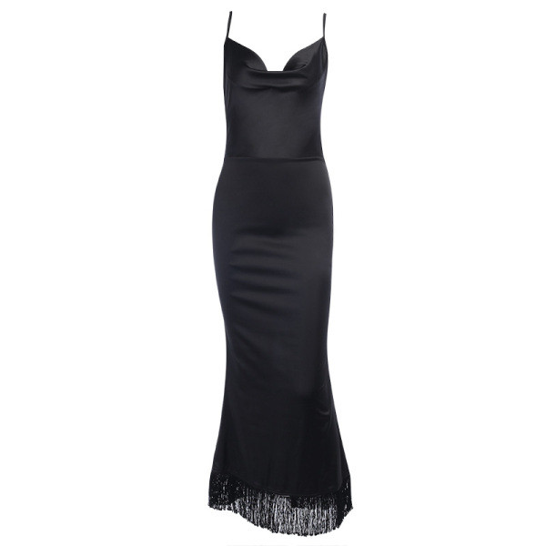 Stílusos női fekete ruha hosszú modell vékony pántokkal és rojtokkal