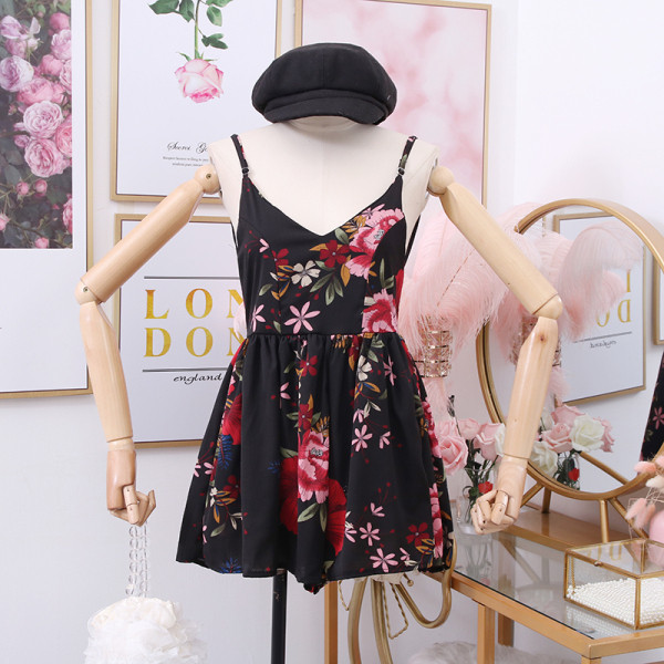 Moodne peenikeste rihmade ja lillemotiividega naiste kombinesoon