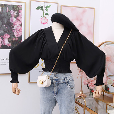 Modern női blúz széles ujjakkal és mély spitz nyakkivágással