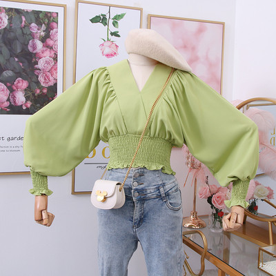 Modern női blúz széles ujjakkal és mély spitz nyakkivágással