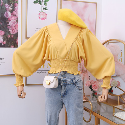 Modern női blúz széles ujjakkal és mély spitz nyakkivágással