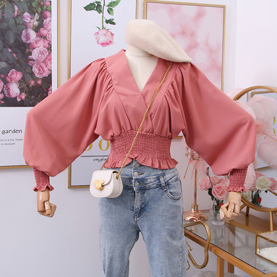 Modern női blúz széles ujjakkal és mély spitz nyakkivágással