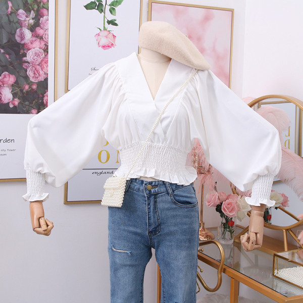 Modern női blúz széles ujjakkal és mély spitz nyakkivágással