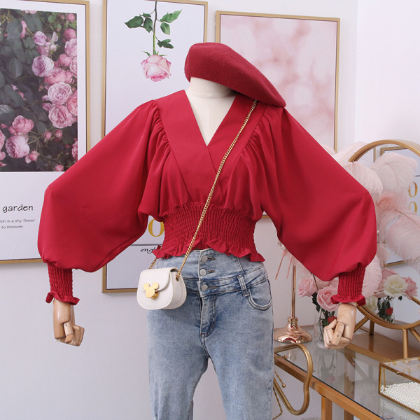 Modern női blúz széles ujjakkal és mély spitz nyakkivágással