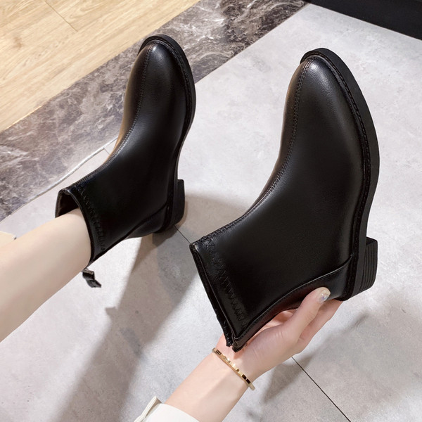 Téli női csizma hegyes modell öko bőrből fekete színben