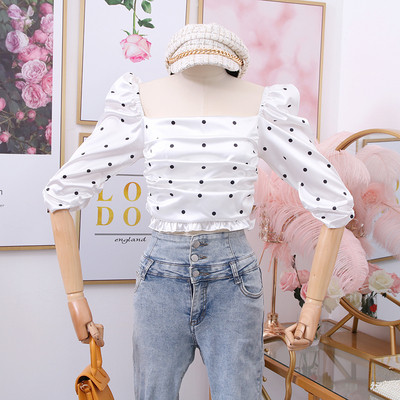 Modern női blúz négyzet alakú, pöttyös nyakkivágással - retro stílusú